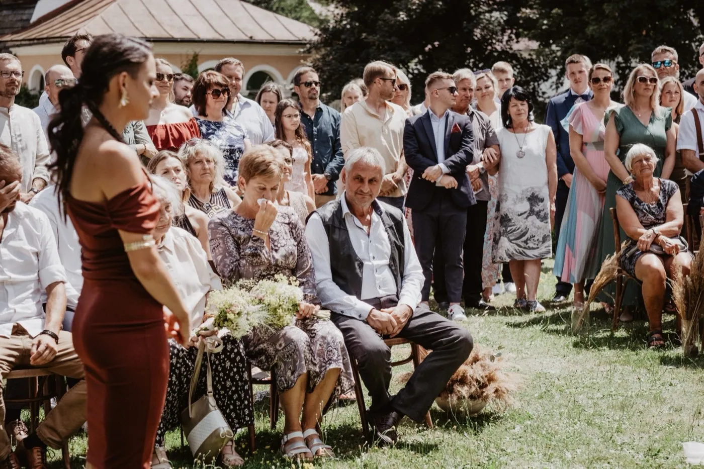 Novomanželé objímající se